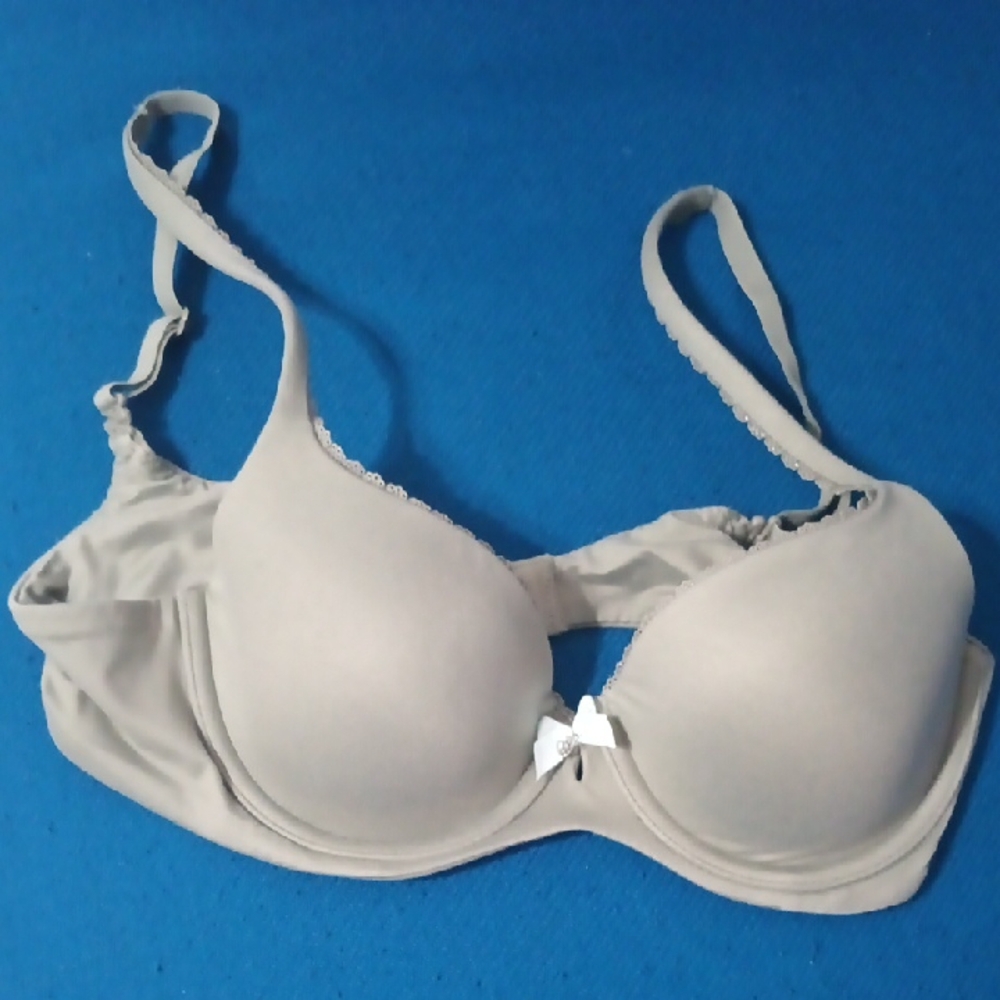Victoria's Secret Cream Underwire Bra with Molded Cups